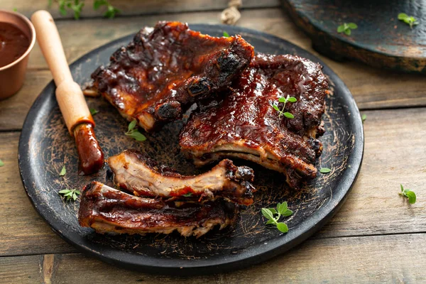 Grillezett roston sült borda BBQ szósszal és kávával — Stock Fotó