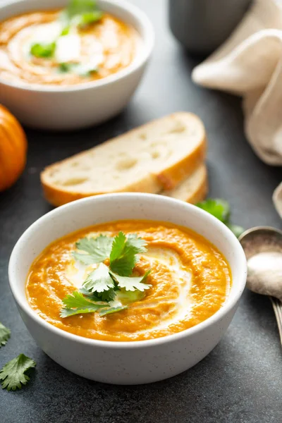 Kürbissuppe mit Sahne und Koriander — Stockfoto