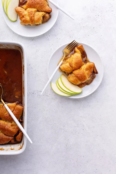 Gnocchi di mele in pasta sfoglia con salsa al caramello — Foto Stock