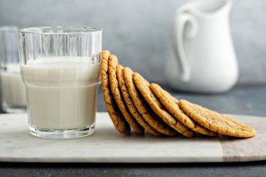 Çiğnenmiş ve ince tarçınlı kurabiye veya pekmezli kurabiye.