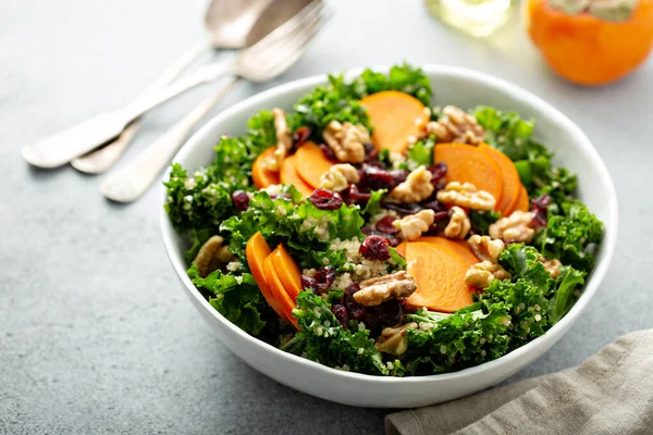 Fall salad with kale, walnuts and persimmon — Stock Photo, Image