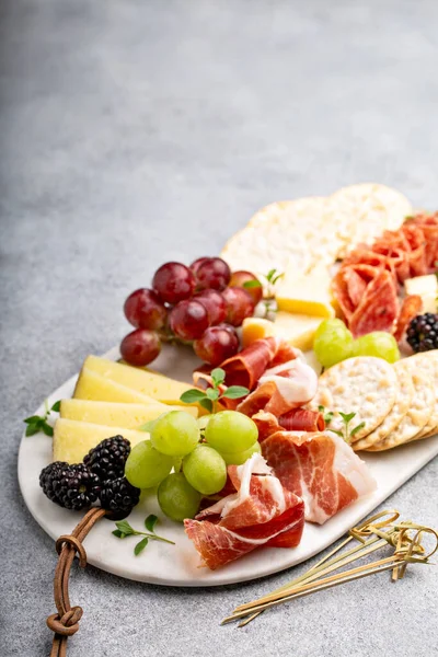 Peynirli, etli ve meyveli yaz şarküteri tahtası — Stok fotoğraf