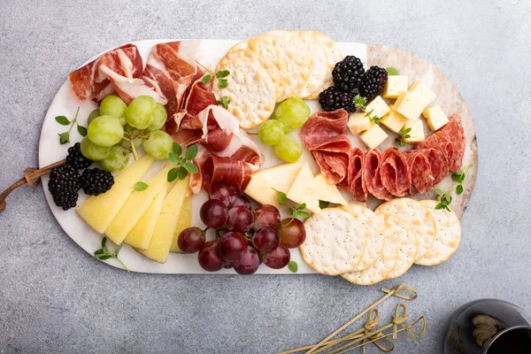 Peynirli, etli ve meyveli yaz şarküteri tahtası — Stok fotoğraf