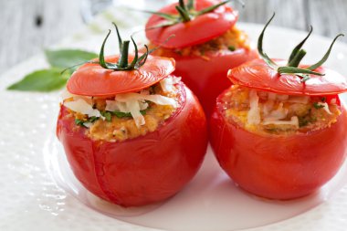 doldurulmuş domates peynir ve ekmek kırıntıları ile