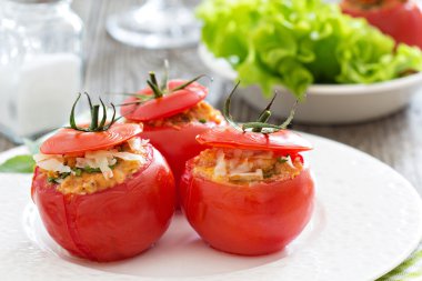 doldurulmuş domates peynir ve ekmek kırıntıları ile
