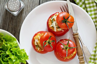 doldurulmuş domates peynir ve ekmek kırıntıları ile