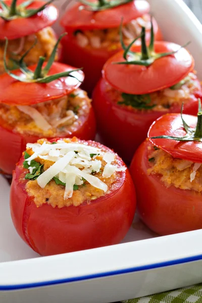 Tomates rellenos con queso y pan rallado — Foto de Stock