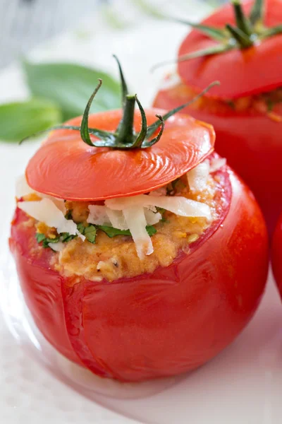 Fyllda tomater med ost och ströbröd — Stockfoto