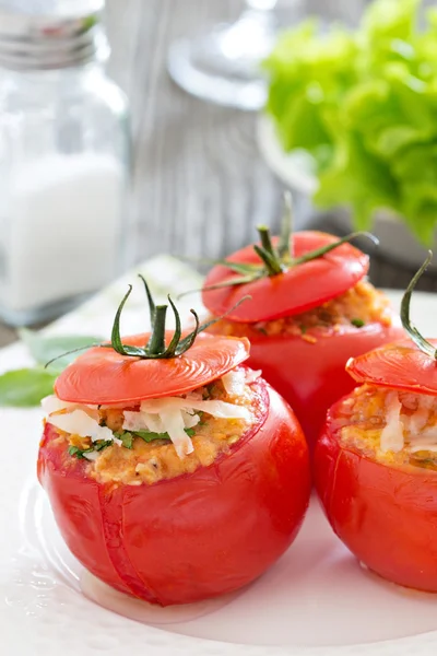 Tomates recheados com queijo e farinha de rosca — Fotografia de Stock