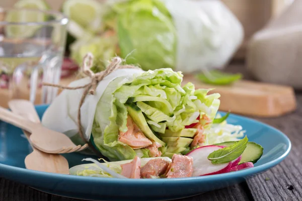 Salad with poached salmon and vegetables — Stock Photo, Image