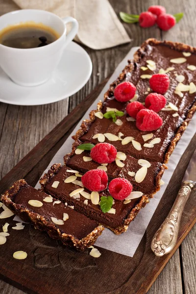 Vegan chocolate tart with almonds — Stock Photo, Image