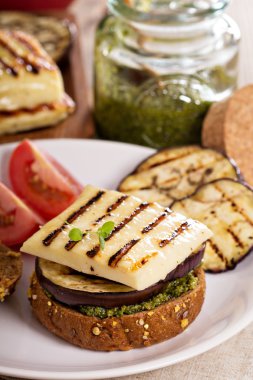 Vejetaryen burger peynir, patlıcan ve pesto