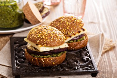 Vejetaryen burger peynir, patlıcan ve pesto