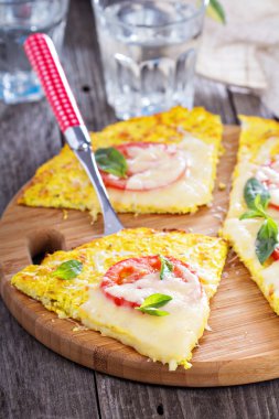 karnabahar kabuk üzerinde sağlıklı pizza