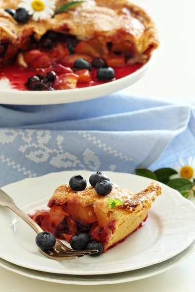 Peach and blueberry summer pie — Stock Photo, Image