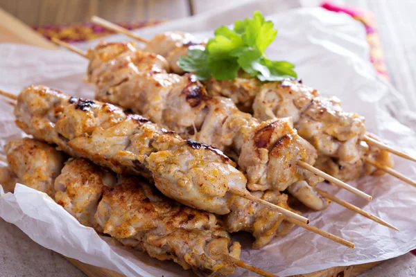 Brochetas de pollo con adobo de yogur — Foto de Stock