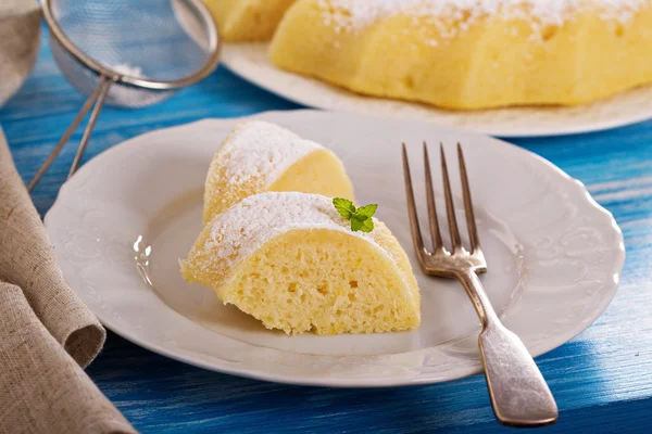 Лимонный торт с манной капустой — стоковое фото
