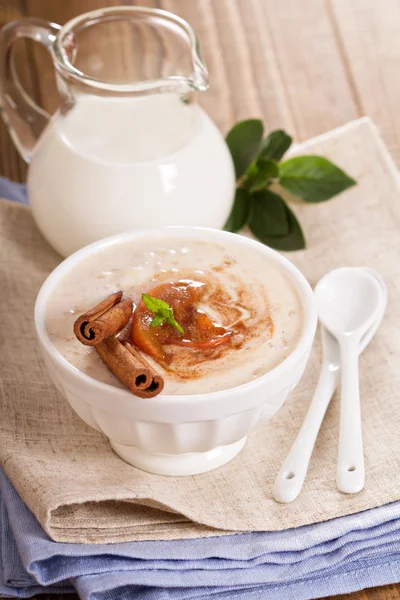 Pudín de arroz con almíbar y bayas — Foto de Stock