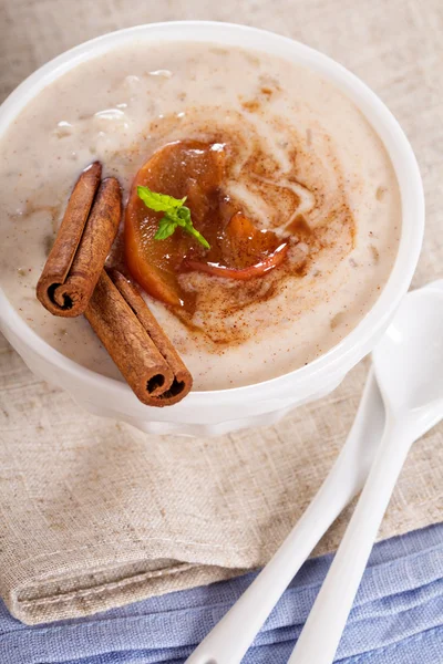 Pouding au riz avec sirop et baies — Photo