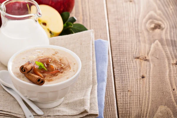 Rice pudding with syrup and berries — Stock Photo, Image