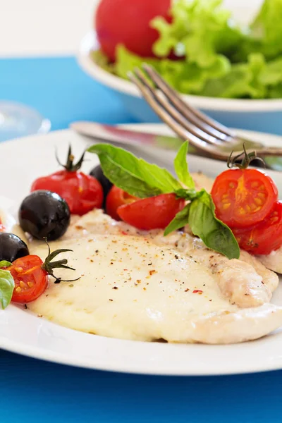 Filetto di pollo arrosto con mozarella — Foto Stock