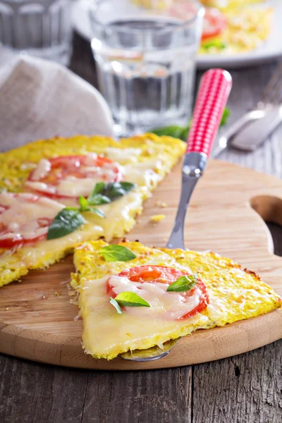 Healthy pizza on cauliflower crust — Stock Photo, Image