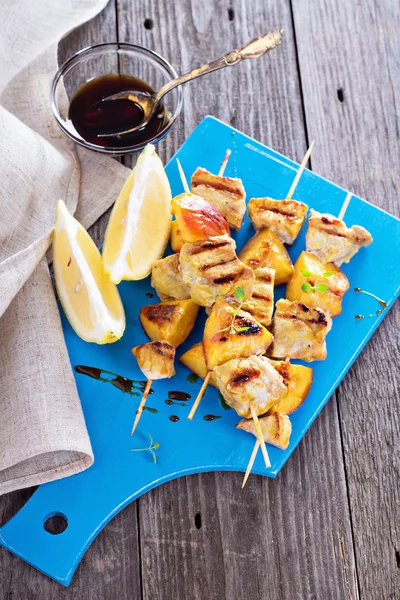 Brochetas de cerdo a la parrilla con melocotones — Foto de Stock