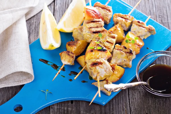 Grilled pork kabobs with peaches — Stock Photo, Image