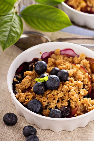 Peach and blueberry summer crumble — Stock Photo, Image