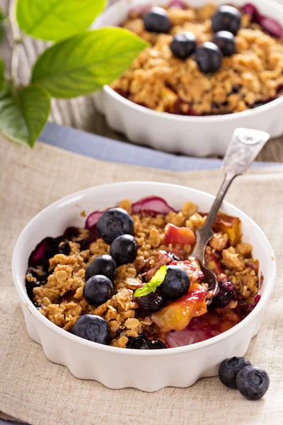 Peach and blueberry summer crumble — Stock Photo, Image