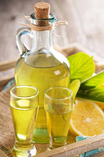 Limoncello en tiros pequeños — Foto de Stock