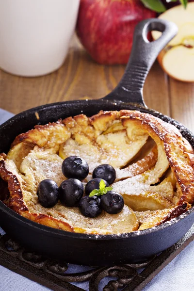 Bakning med äpple, socker och kanel — Stockfoto