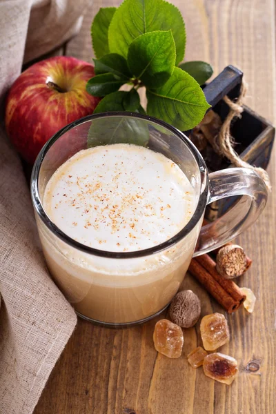 Torta de maçã latte com canela e xarope — Fotografia de Stock