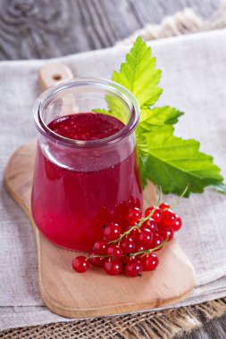 Frenk üzümü jöle bir kavanoz içinde