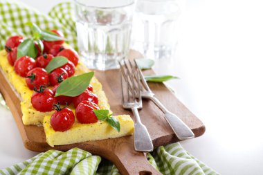 pişmiş domates ile polenta tart