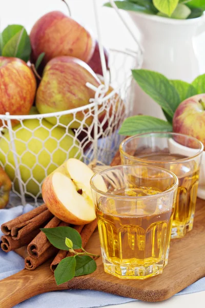 Masanın üzerine taze elma ve elma suyu — Stok fotoğraf