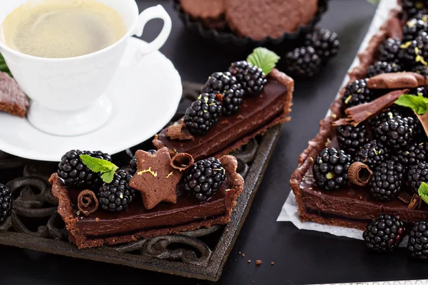 Čokoládová ganache koláč s ostružinami — Stock fotografie