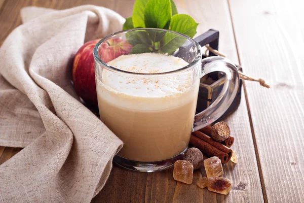 Torta de maçã latte com canela e xarope — Fotografia de Stock