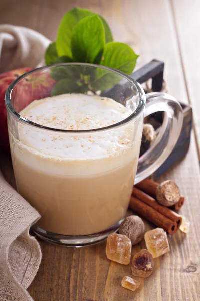 Torta de maçã latte com canela e xarope — Fotografia de Stock