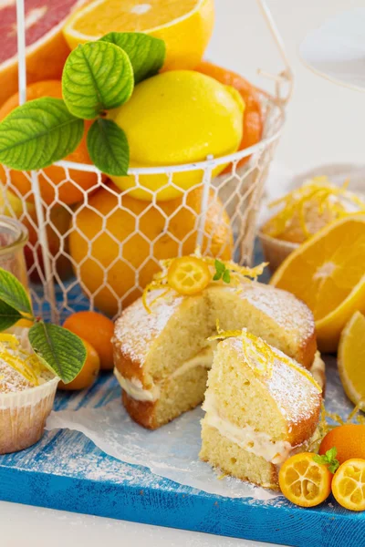 Bolo de esponja de citrino Victoria com coalhada de limão — Fotografia de Stock