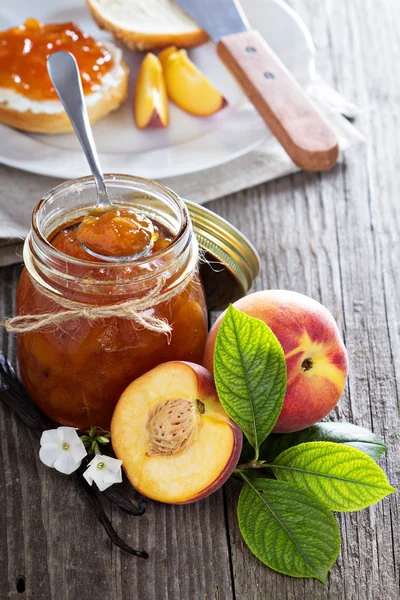 Marmellata di pesca alla vaniglia in una ciotola — Foto Stock