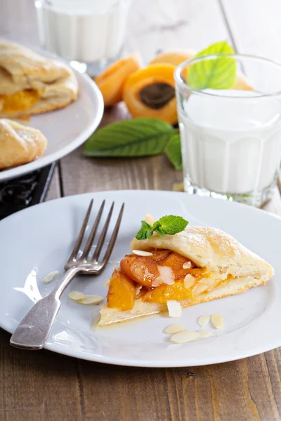 Tarta abierta con albaricoques — Foto de Stock