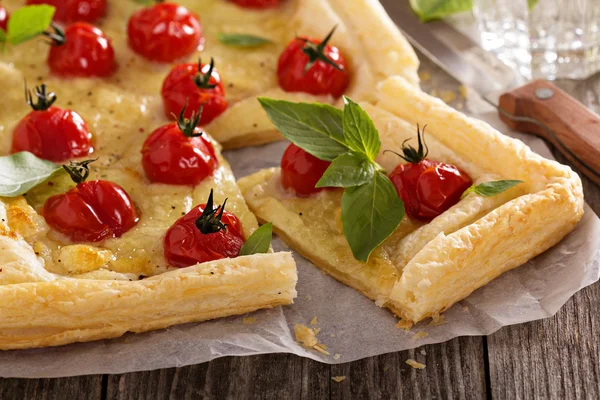 Tomato and mozzarella tart — Stock Photo, Image