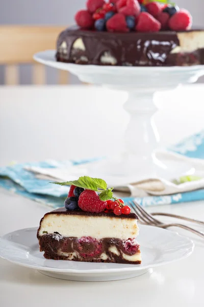 Torta di formaggio con bacche su uno strato di brownie — Foto Stock