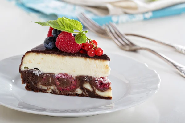 Cheesecake cu fructe de padure pe un strat maro — Fotografie, imagine de stoc