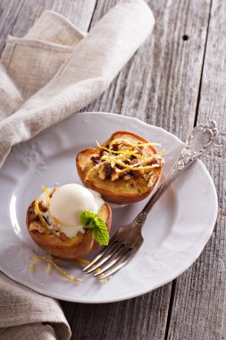 fırında şeftali dondurma ile