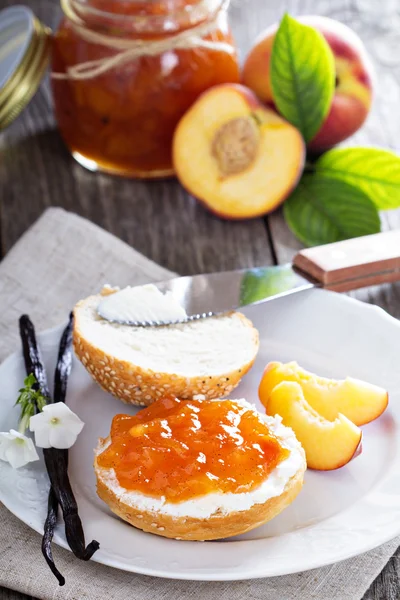 Marmellata di pesca di vaniglia su pane — Foto Stock