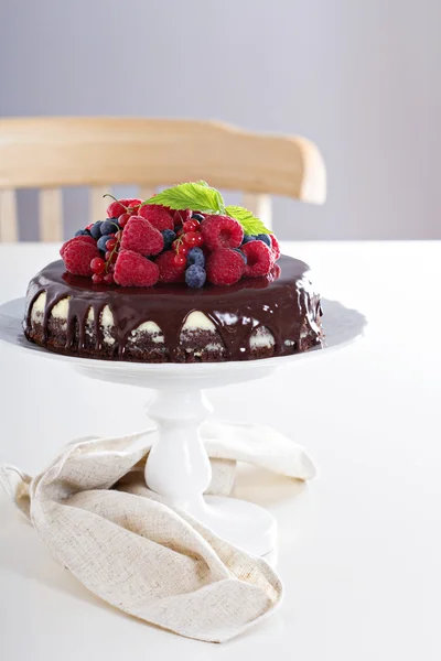 Cheesecake with berries on a brownie layer — Stock Photo, Image