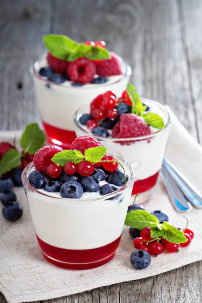 Sobremesa de iogurte com geléia e bagas frescas — Fotografia de Stock