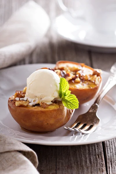 Pesche al forno con gelato — Foto Stock